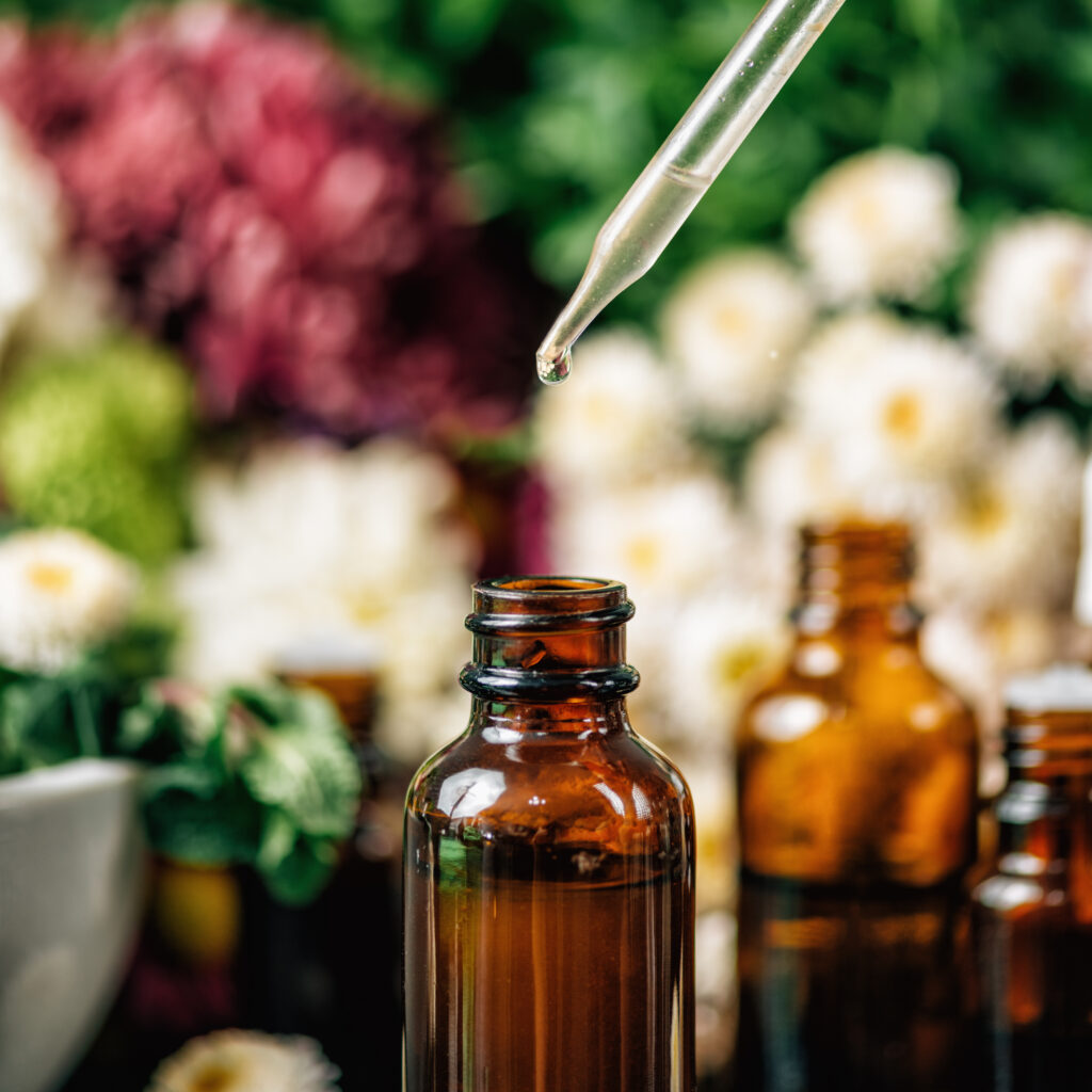 Boccetta contagocce con rimedio floreale e fiori freschi: i corsi di Floriterapia e Fiori di Bach dell'Accademia Ippocrate