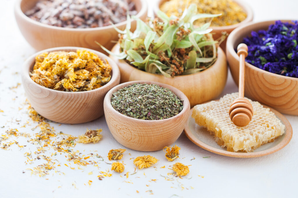 Erbe officinali, fiori essiccati e miele utilizzati nelle discipline naturopatiche e nelle medicine complementari