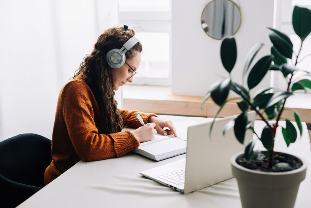 Studentessa segue online una lezione in diretta del percorso formativo in Fiori di Bach e Floriterapia